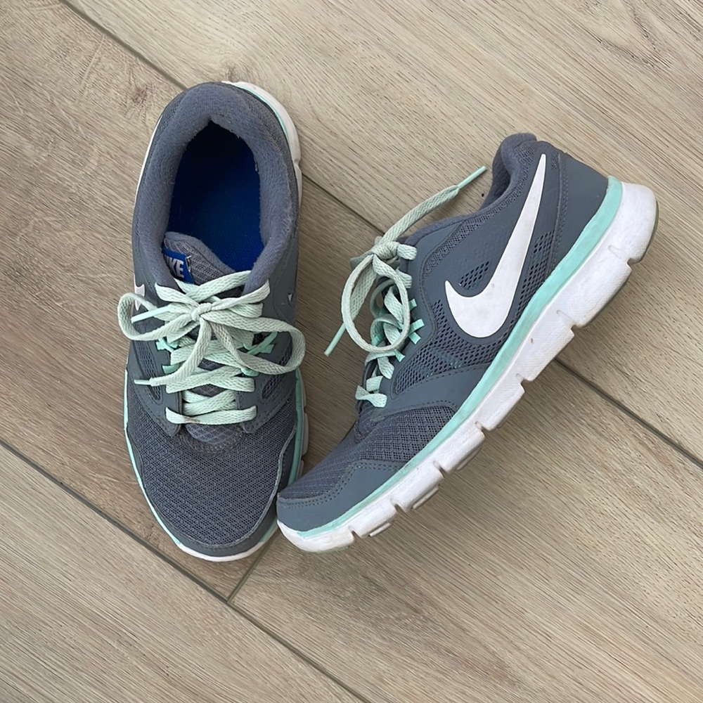 NIKE GREY RUNNING SHOES